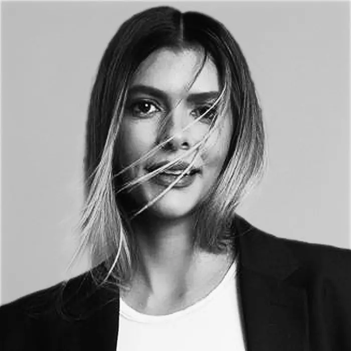 Foto frontal Mila Costa