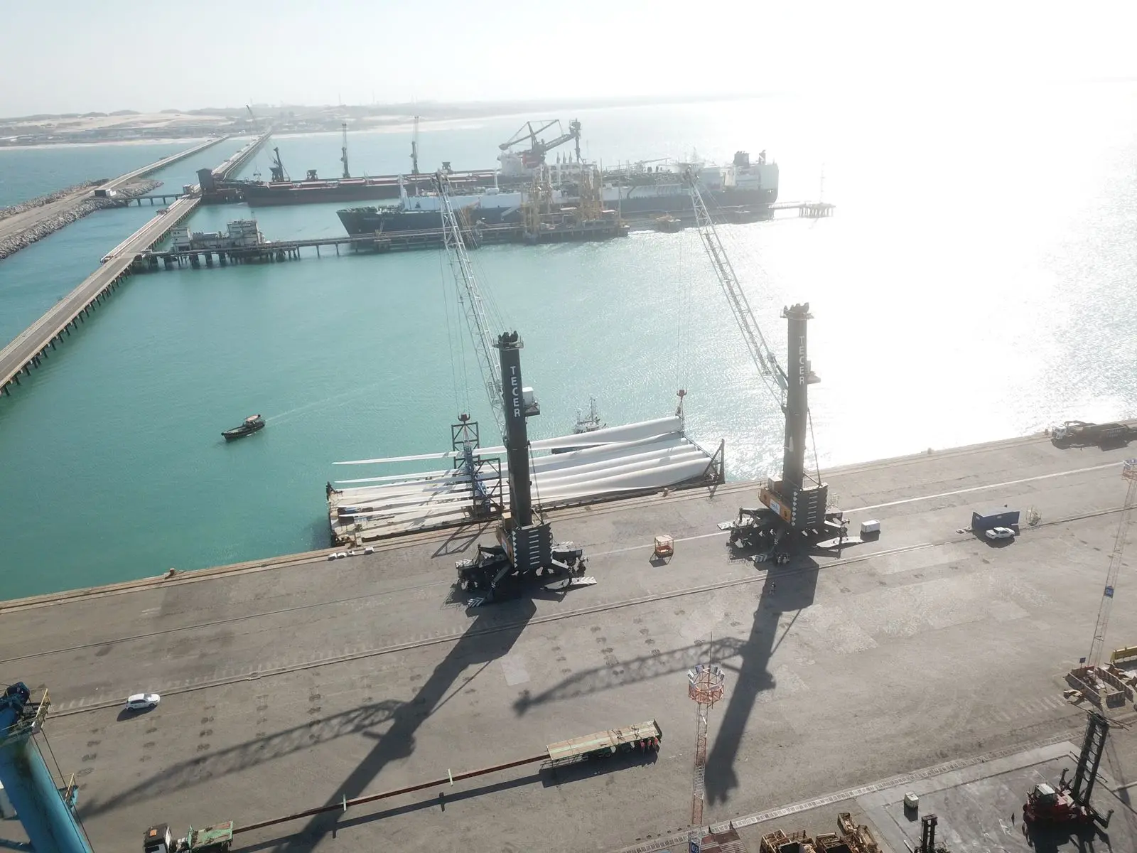 Pás eólicas embarcam no Pecém em balsa para viagem até Porto de rio Grande (RS)