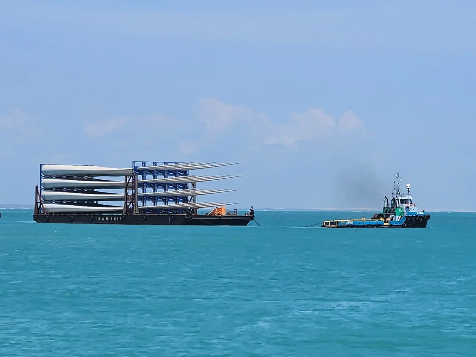 Rebocador e balsa levam cerca de 20 dias no trajeto de mais de 4,5 mil quilômetros entre Ceará e rio Grande do Sul