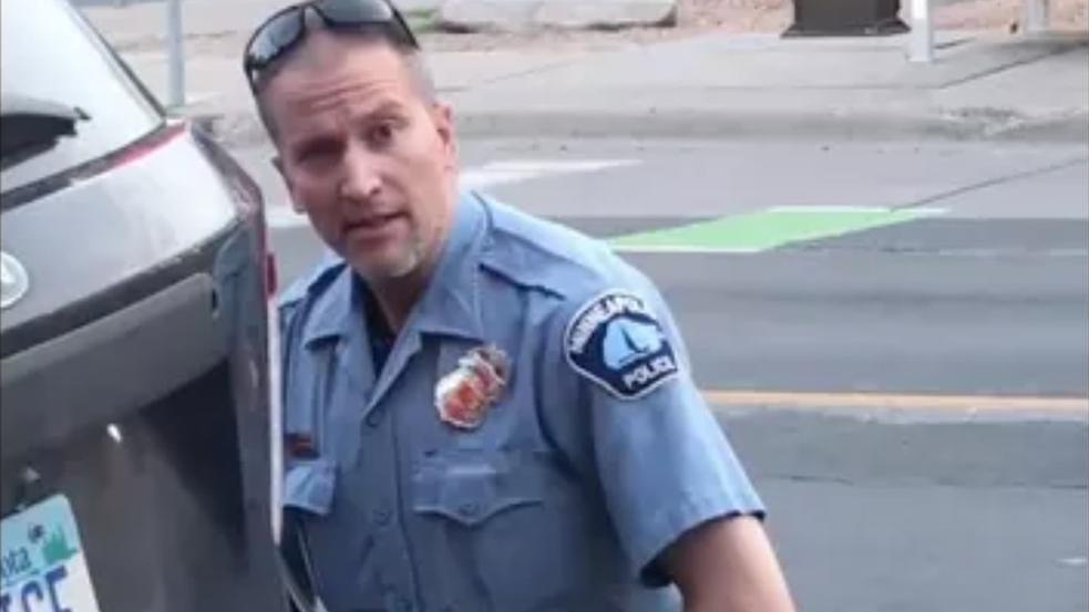 Derek Chauvin é um homem branco e está fardado como policial na foto
