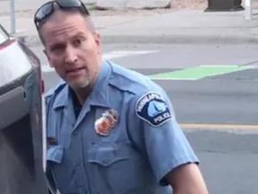 Derek Chauvin é um homem branco e está fardado como policial na foto