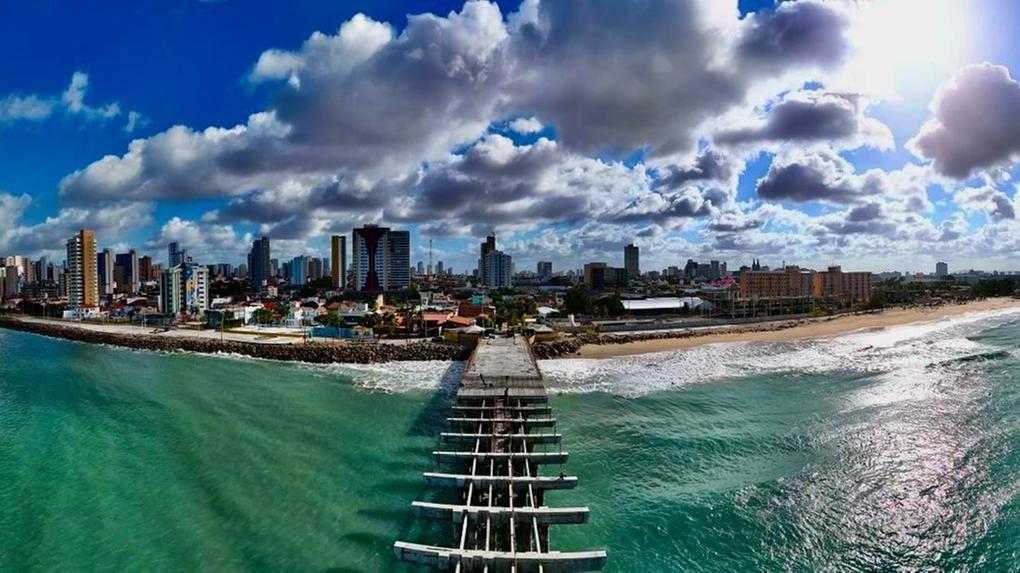 Imagem panorâmica da Ponte dos Ingleses na Praia de Iracema