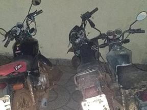 Imagem de duas motos apreendidas e uma moto furtada há 16 anos
