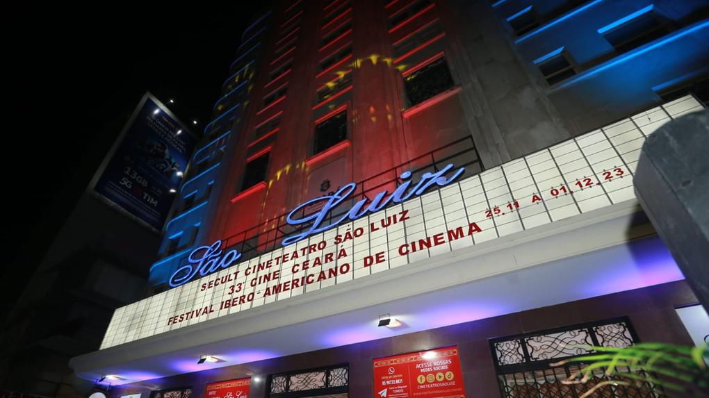 fachada do cineteatro são luiz, com indicação do festival cine ceará no letreiro