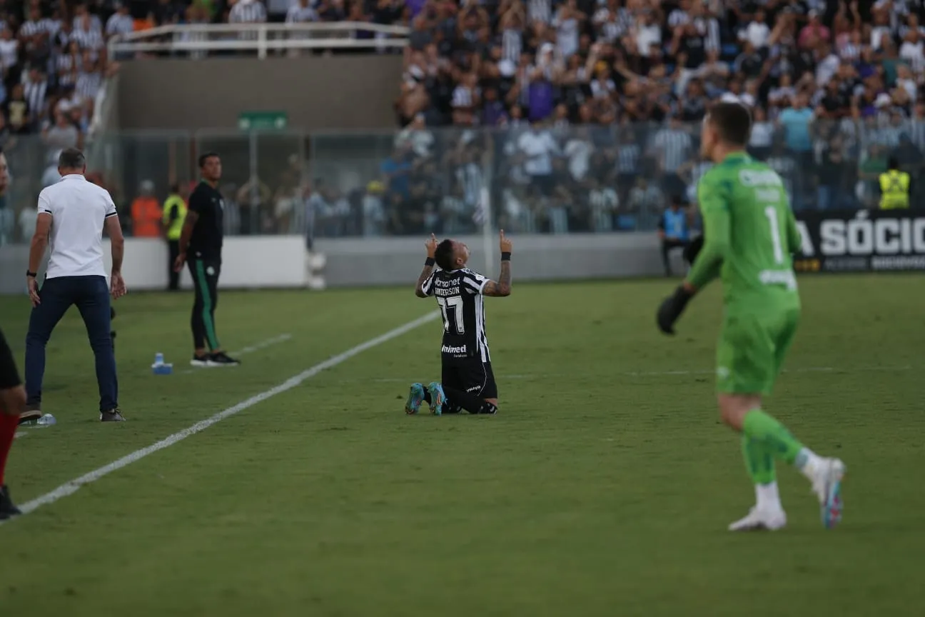 Janderson comemora o gol do Ceará na partida.
