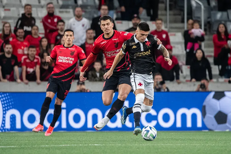 Forte marcação prevaleceu durante o jogo.