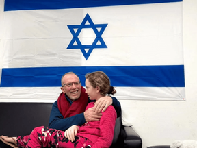 O vídeo mostra o reencontro de Emily com o pai, Thomas Hand, que é irlandês e mora em Israel há mais de 30 anos.