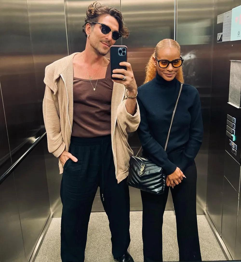 Aline Wirley e Igor Rickli tiram foto em elevador