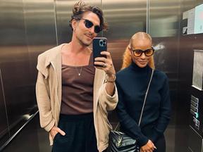 Aline Wirley e Igor Rickli tiram foto em elevador