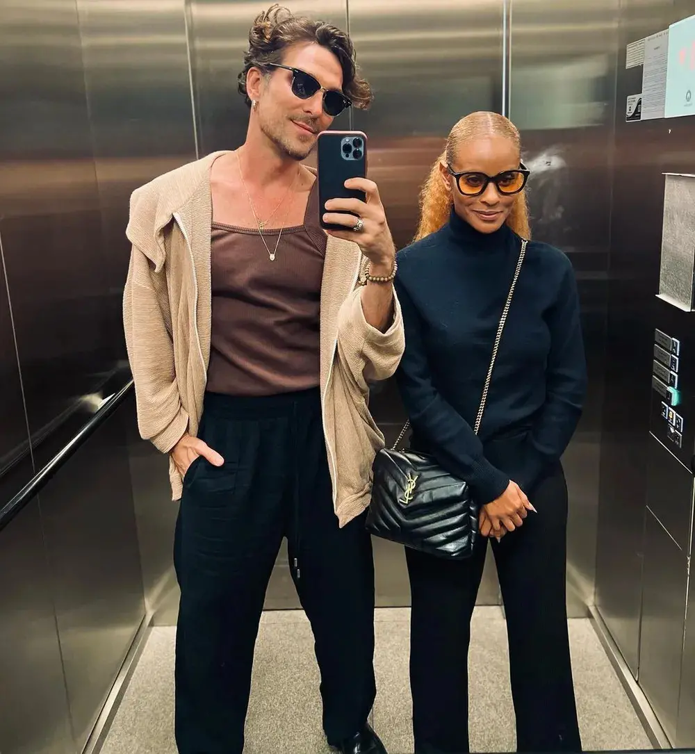 Aline Wirley e Igor Rickli tiram foto em elevador