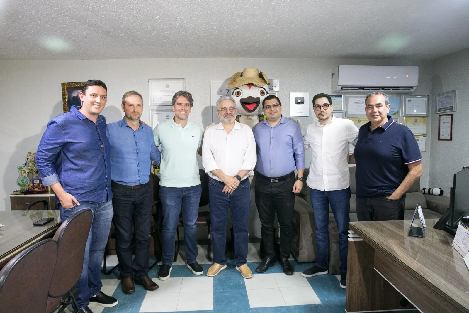 Gustavo de Negreiros, gerente de esportes do SVM, Gustavo Bortoli, diretor de jornalismo e esporte, Ruy do Ceará, superintendente do SVM, Mauro Carmélio, presidente da FCF, Mauro Carmélio Neto, vice-presidente da FCF, Erick Picanço, diretor comercial do SVM e Fábio Ambrósio, diretor de programação do SVM