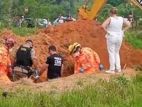 Bombeiros reviram terra para achar corpo de vítima em Minas Gerais