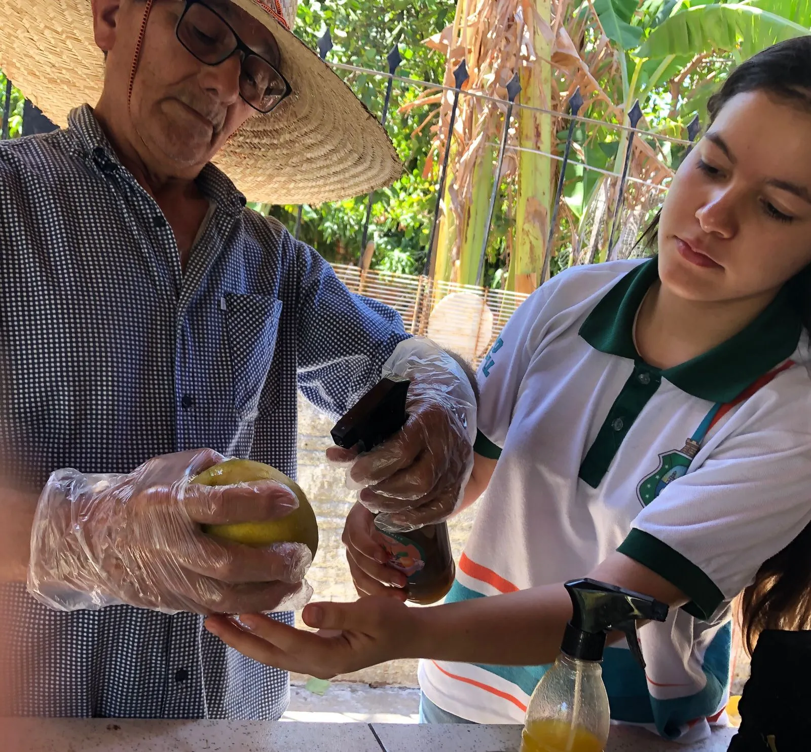 Estudantes apresentaram o PectiVitalis a agricultores e feirantes de Cascavel
