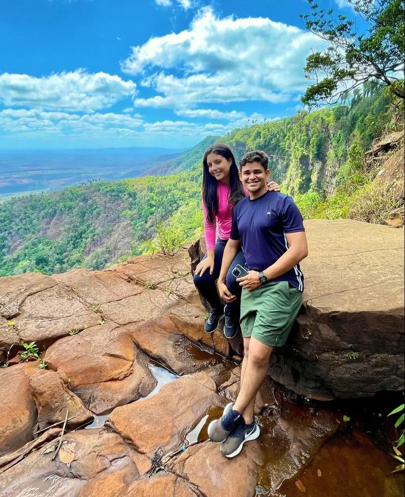 casal em paisagem da serra cearense