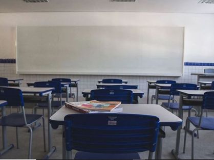 Sala de aula com cadeiras azuis