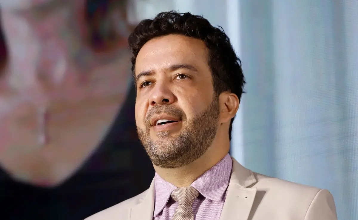 foto de andré janones em evento falando