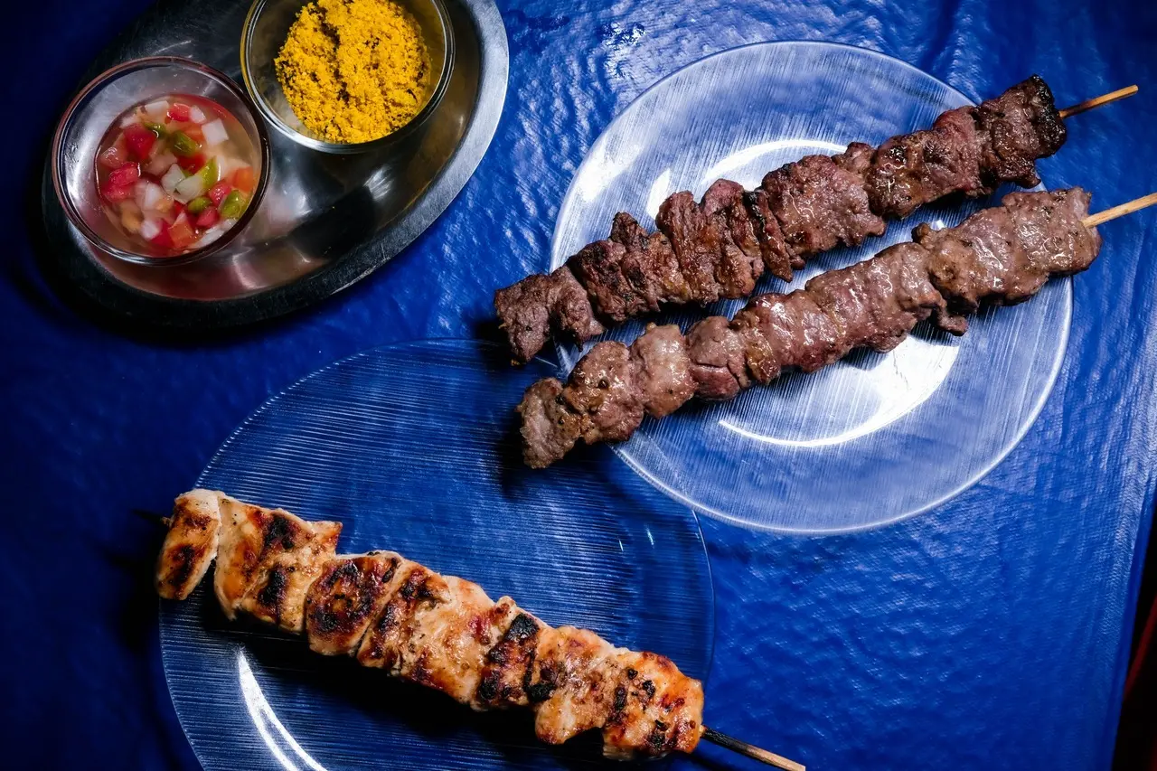 Espetinhos de seu Vicente são famosos entre clientes do bar