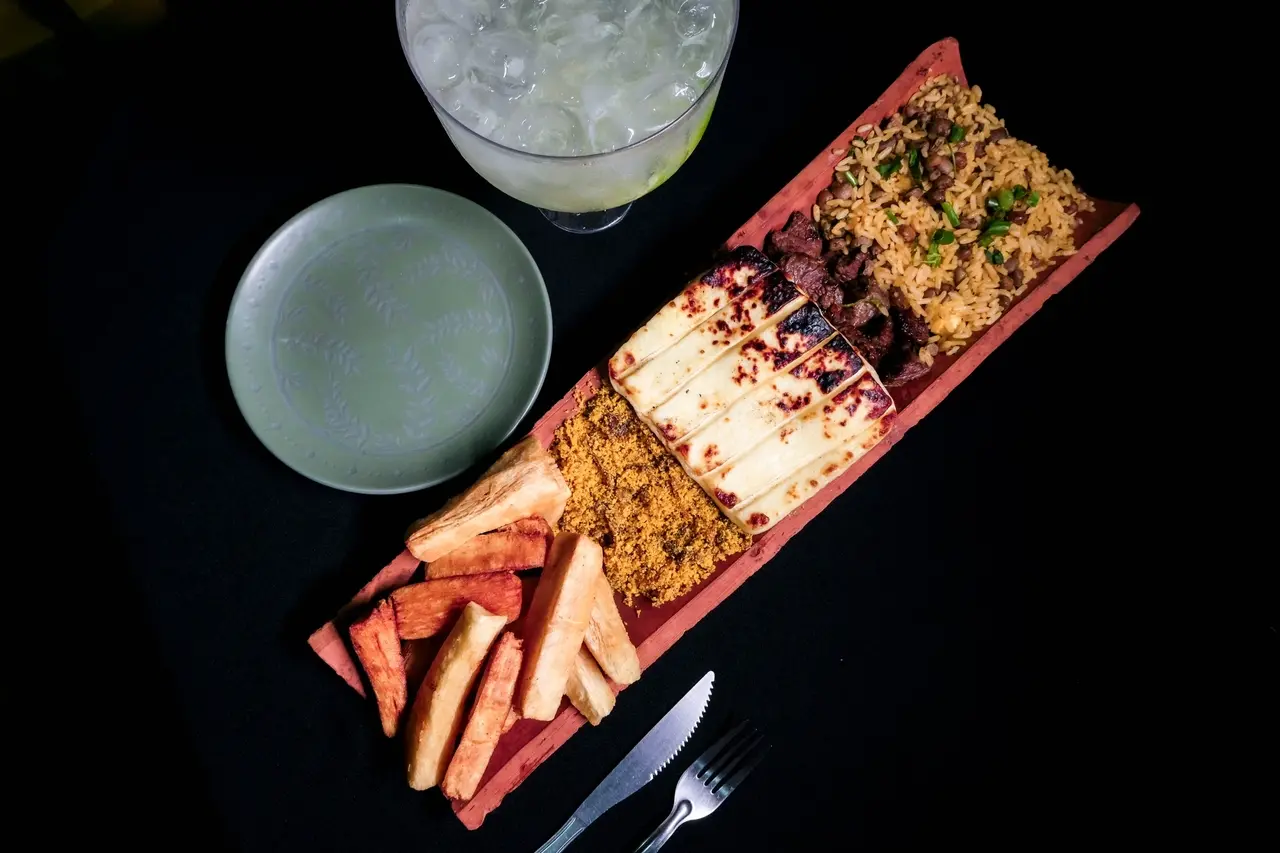 Carne de sol na telha e caipirão, dois sucessos do menu da Budega