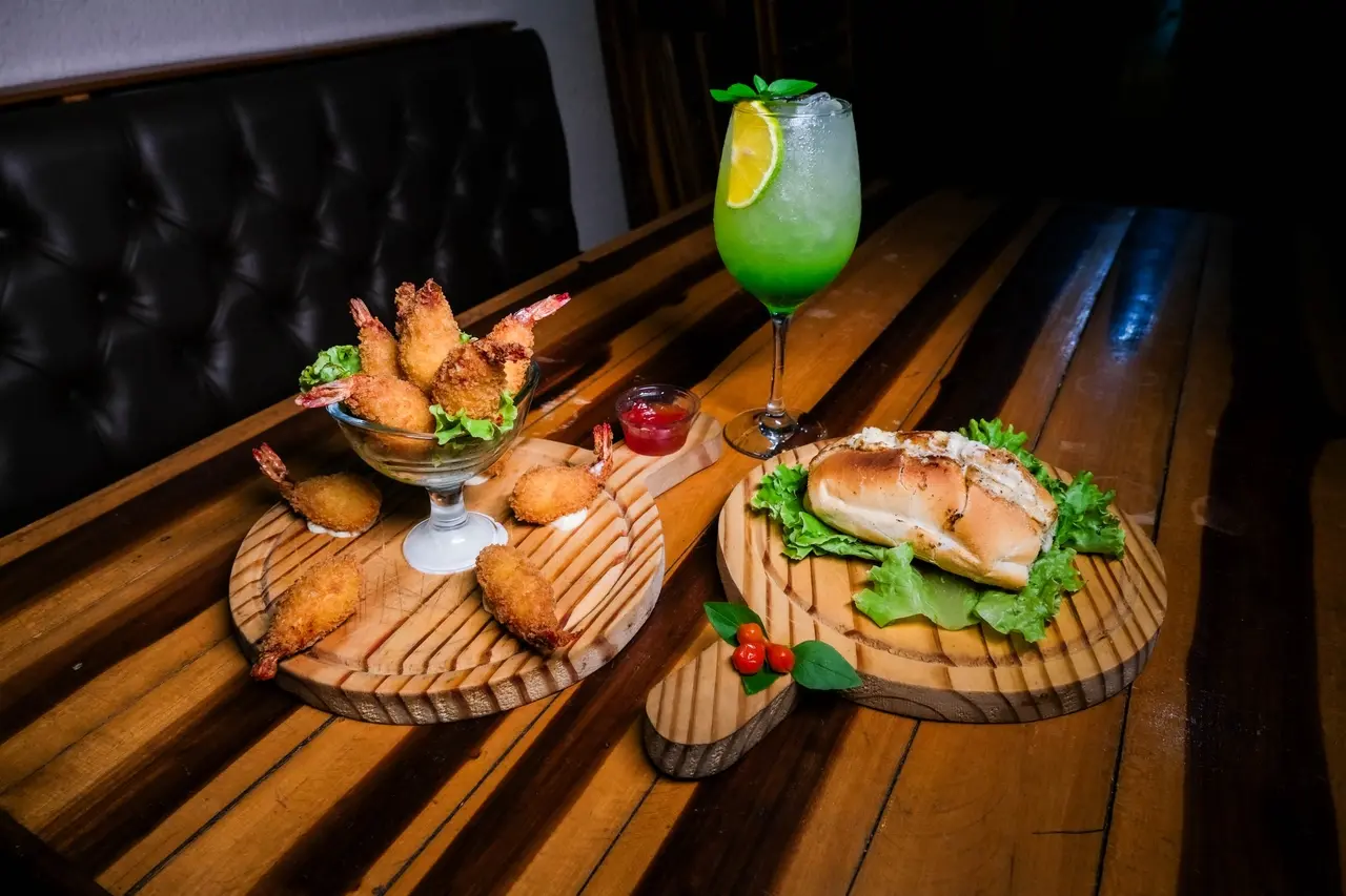 Petiscos refinados e drinks autorais compõem cardápio do gastrobar