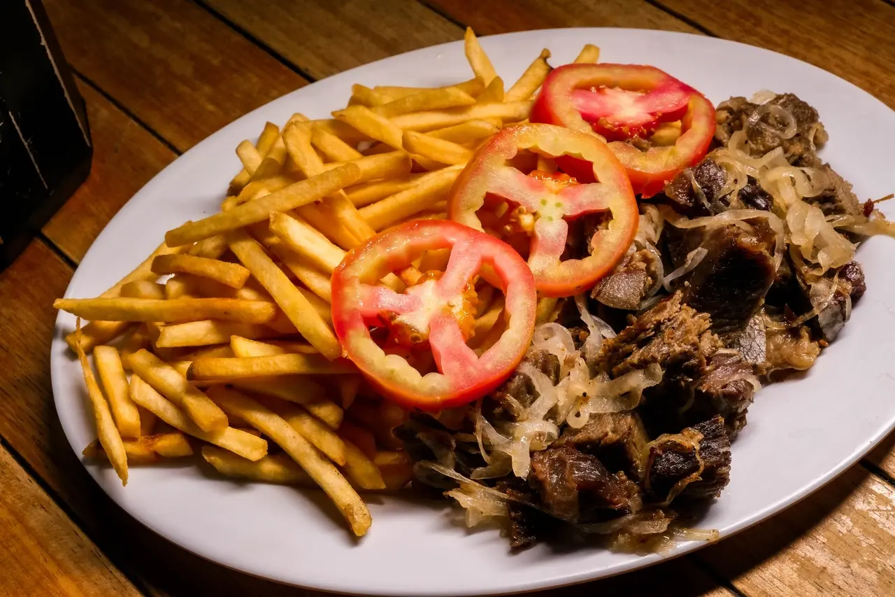 Carne de sol com fritas é um dos petiscos mais pedidos do menu