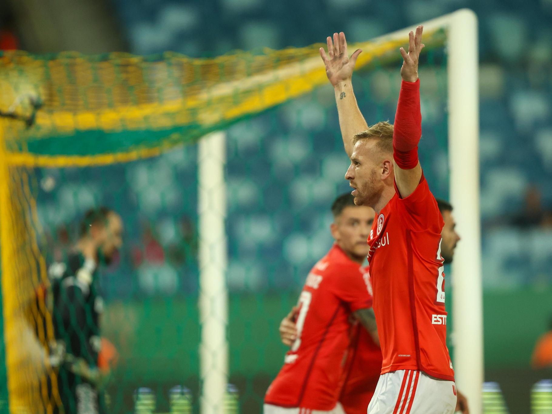 Funcionário do Ceará joga sal grosso na Arena Castelão antes de jogo com  Cuiabá - Jogada - Diário do Nordeste