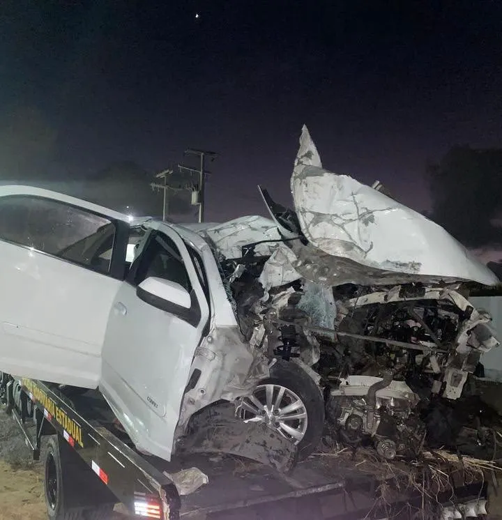 Carro em que Adriano Bololô viajava colidiu com um poste na CE-040