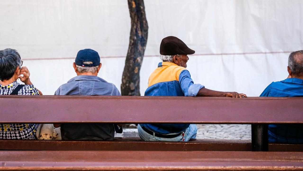 aposentados, pensionistas