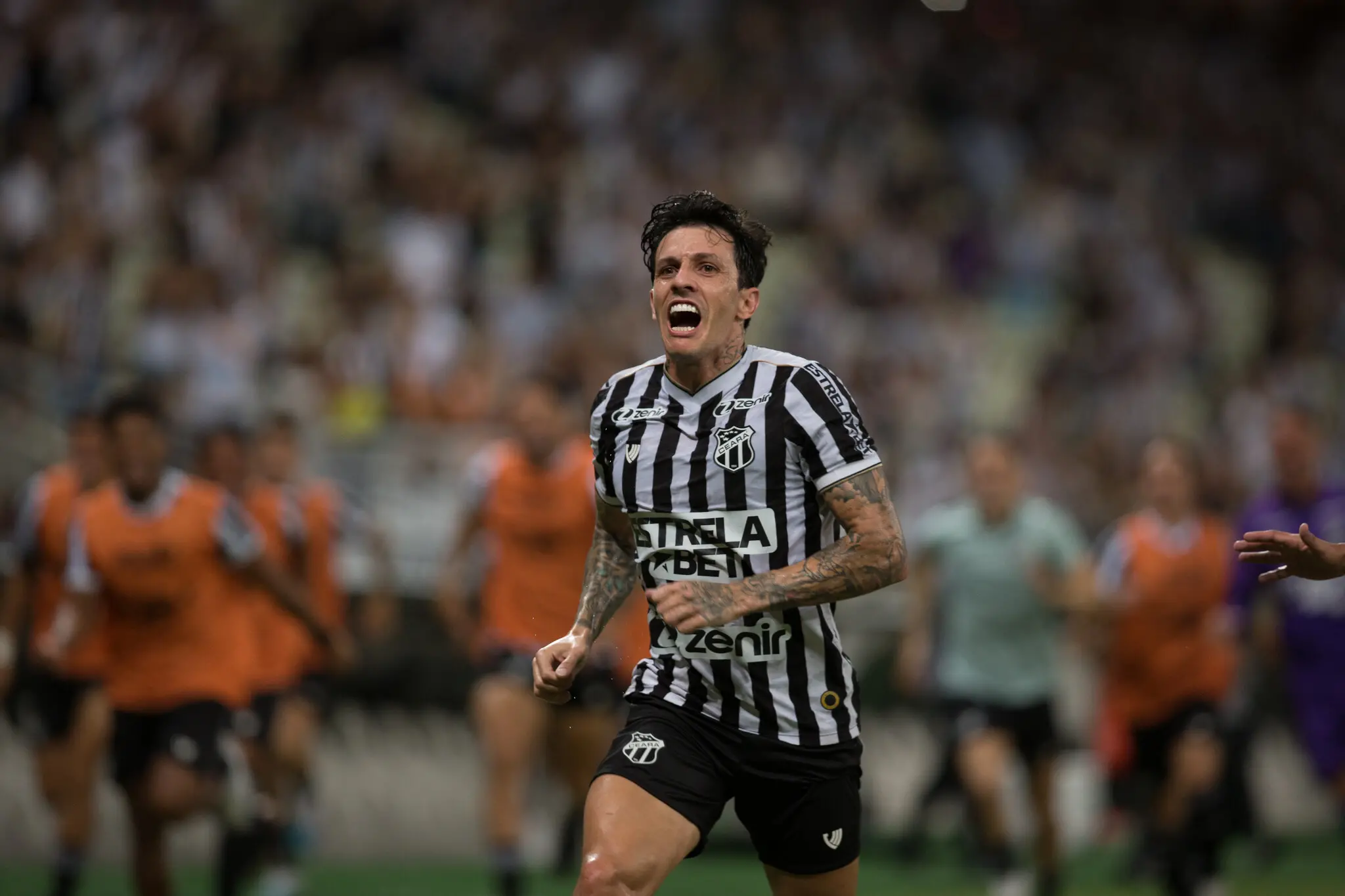 Foto de Jean Carlos, jogador do Ceará, durante jogo da Série B