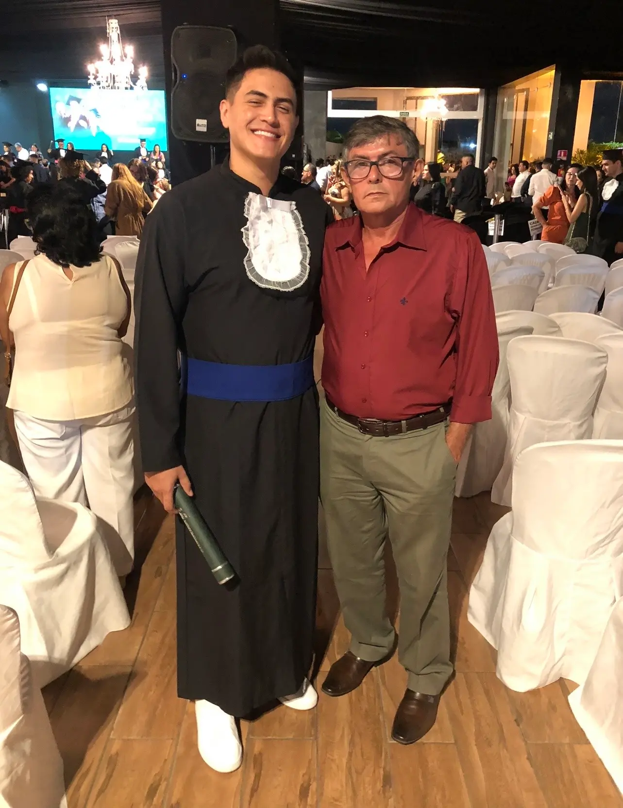 Alex e o pai em festa de formatura