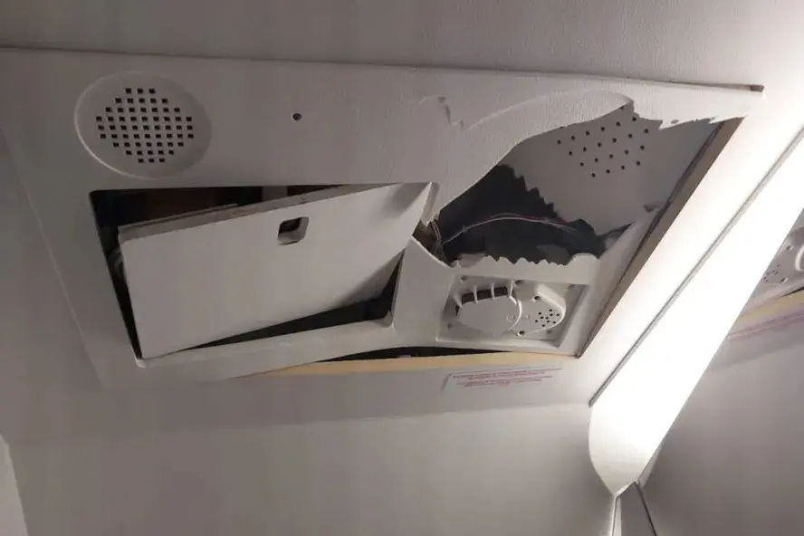 Imagem da notícia Passageira bate cabeça no teto de banheiro do avião ao ser arremessada durante turbulência