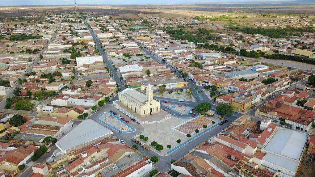 Imagem mostra uma visão ampliada e de cima de uma cidade no interior do Ceará. Ao centro, se vê uma igreja situada em uma praça e rodeada de quarteirões residenciais.
