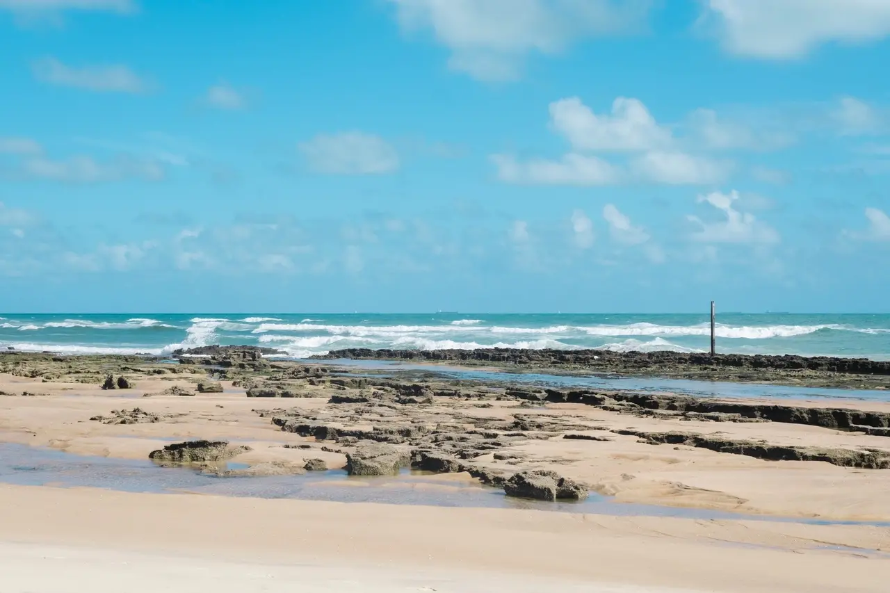 O início e o fim da trilha incluem a contemplação do mar e dos bancos de pedras, lugares de conexão e memória para o povo Suira