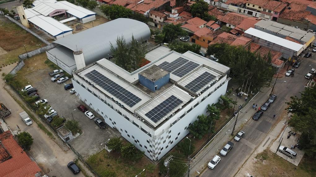 Foto que contém escola com painéis solares