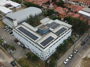 Foto que contém escola com painéis solares