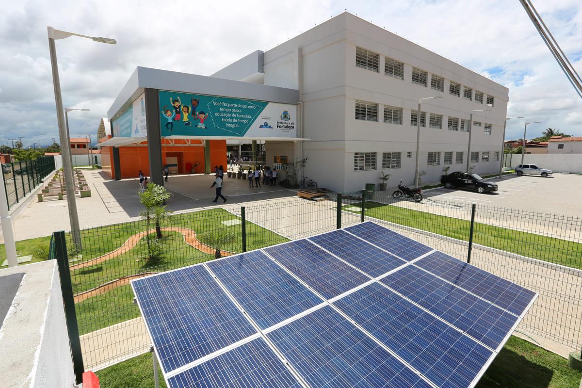 Foto que contém escola da Prefeitura de Fortaleza com painéis solares