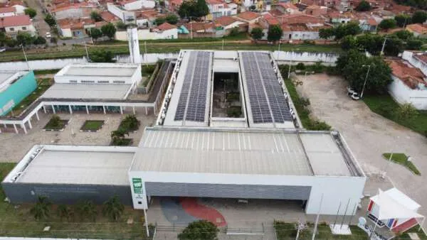 EEEP Maria Violeta Arraes de Alencar Gervaiseau, no Crato, conta com painéis fotovoltaicos