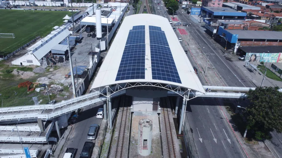 Painéis solares na estação do Metrofor Padre Cícero