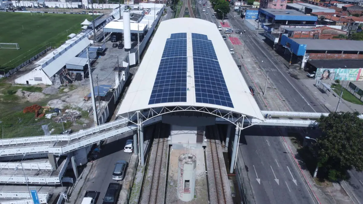 Foto que contém painéis solares sobre estação Padre Cícero