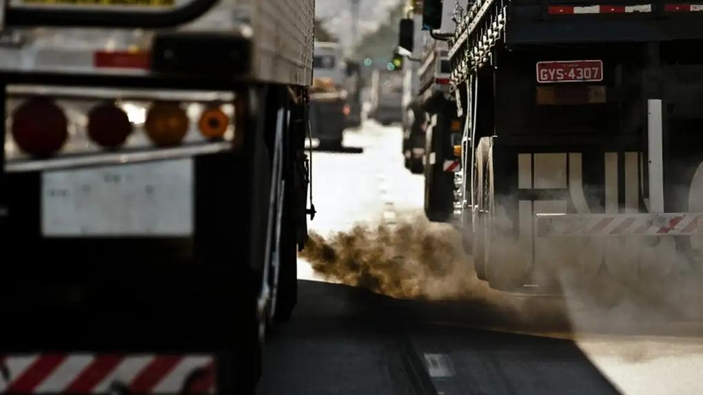 Imagens de poluentes e caminhões