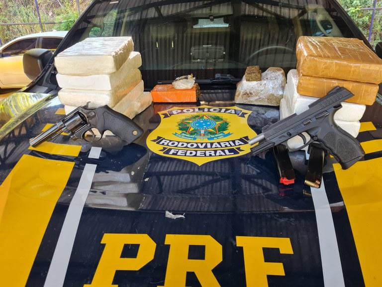 PRF encontrou duas armas de fogo e 11 kg de drogas com a passageira