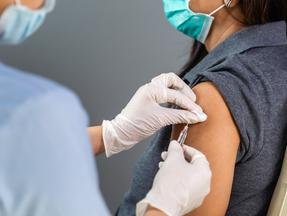 Vacinação contra Covid deve ser atualizada com todas as doses recomendadas para a idade