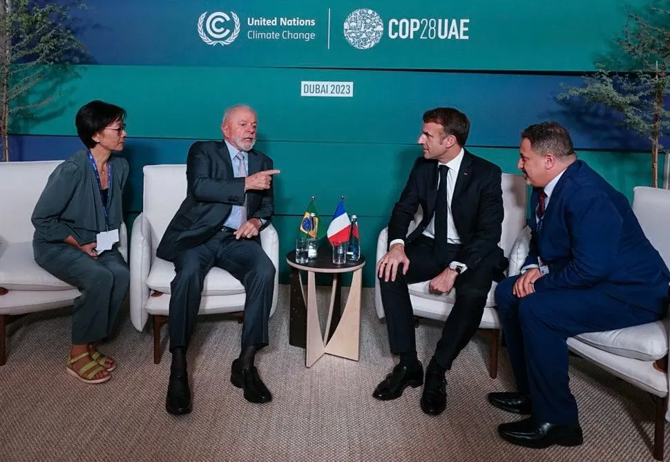 Lula e Macron durante encontro na COP-28