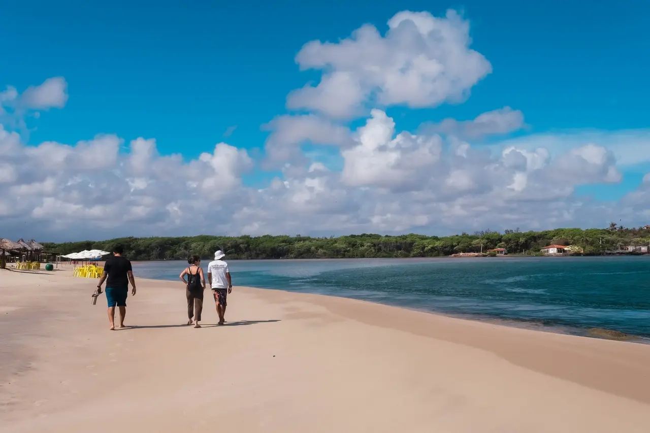 Encontro do rio com o mar na praia da Sabiaguaba