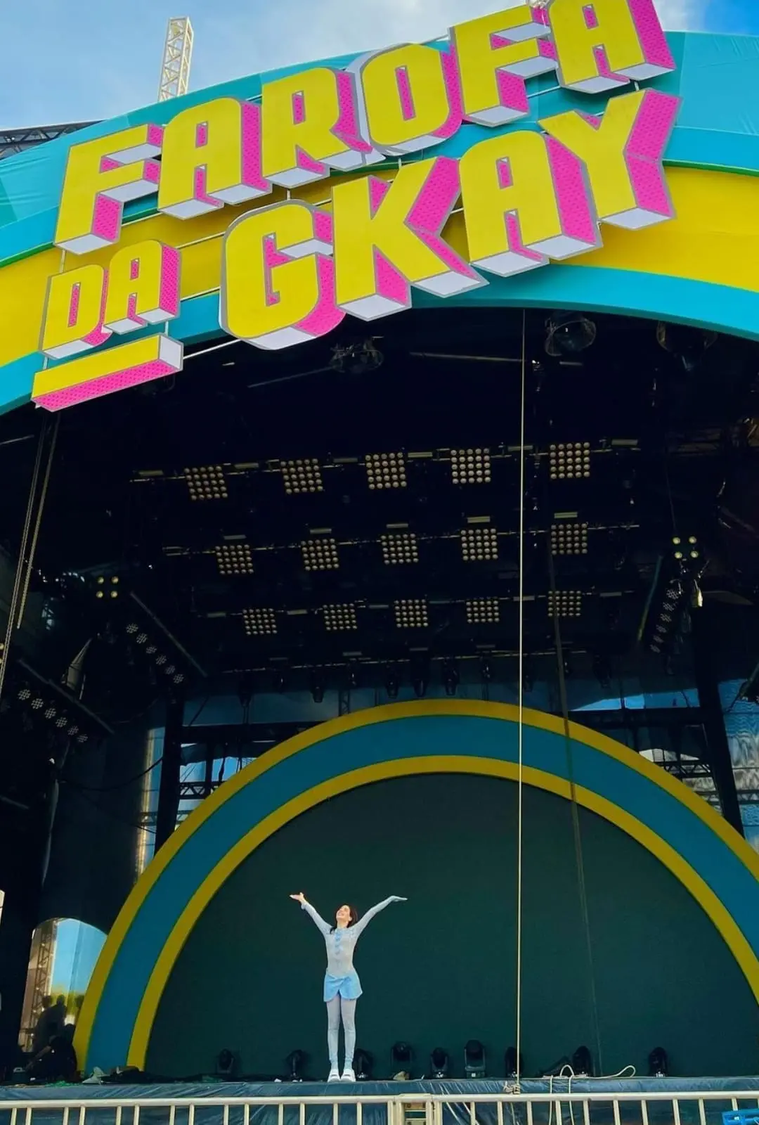 Influenciadora Gkay posa em palco montado para o seu evento, em Fortaleza