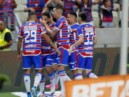 Atletas do Fortaleza comemoram gol