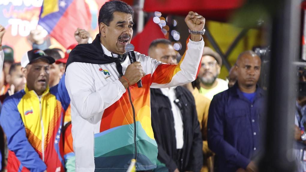 O Presidente da República Bolivariana da Venezuela, Nicolás Maduro, fala e gesticula após o Conselho Nacional Eleitoral publicar os resultados do referendo consultivo sobre a soberania venezuelana sobre o Essequibo, em Caracas, em 3 de dezembro de 2023.