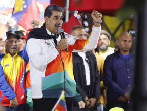 O Presidente da República Bolivariana da Venezuela, Nicolás Maduro, fala e gesticula após o Conselho Nacional Eleitoral publicar os resultados do referendo consultivo sobre a soberania venezuelana sobre o Essequibo, em Caracas, em 3 de dezembro de 2023.