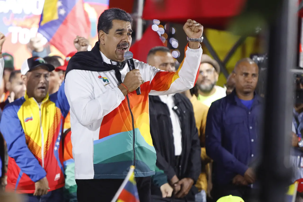 O Presidente da República Bolivariana da Venezuela, Nicolás Maduro, fala e gesticula após o Conselho Nacional Eleitoral publicar os resultados do referendo consultivo sobre a soberania venezuelana sobre o Essequibo, em Caracas, em 3 de dezembro de 2023.