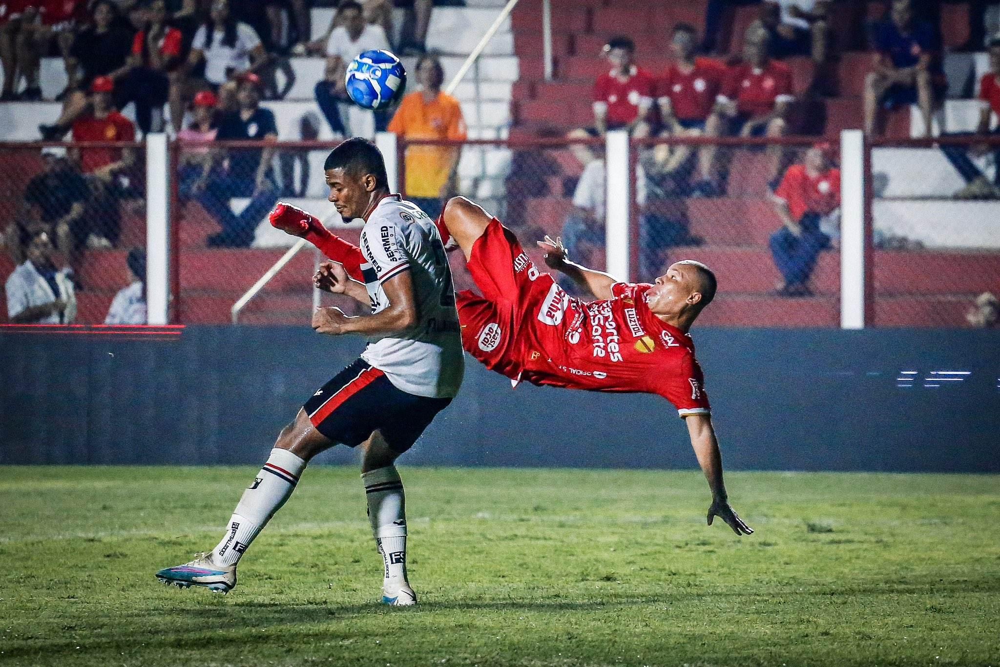 Foto de Caio Dantas com a camisa do Vila Nova