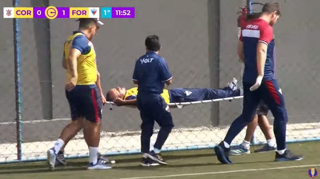 Treinador do Fortaleza desmaia em campo durante jogo da Copinha Feminina